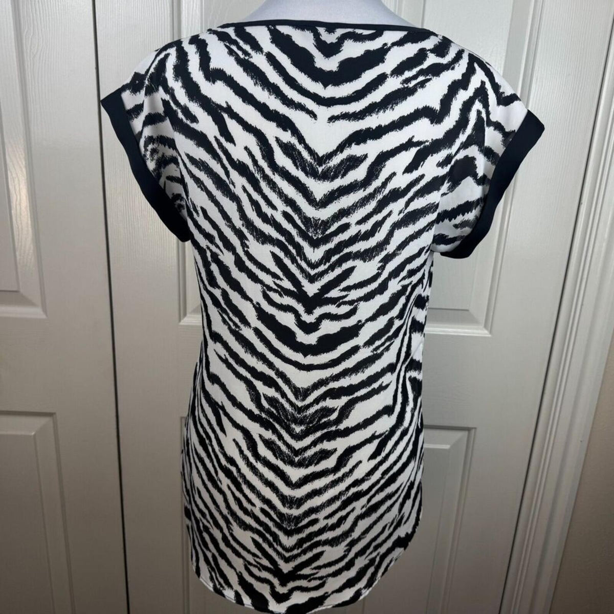 Express Women Top Sz XS Semi Sheer Zebra Black & White Round Neck Cap Sleeve