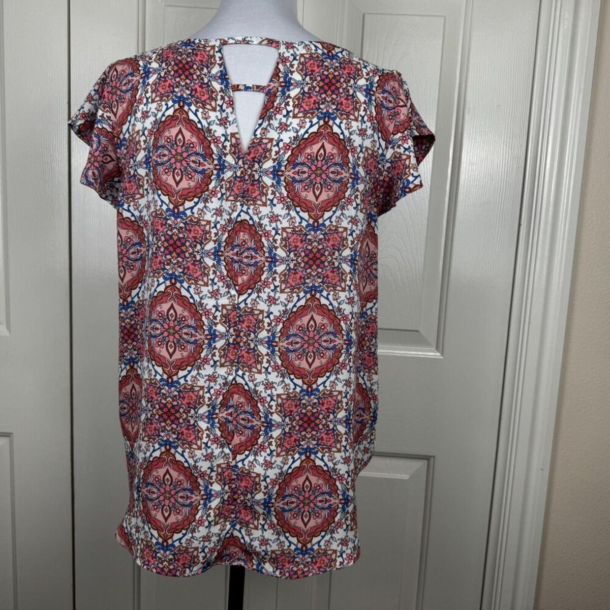 LOFT Women Top Sz S White Multicolor Boat Neck Cap Flutter Sleeve Back Cut Out