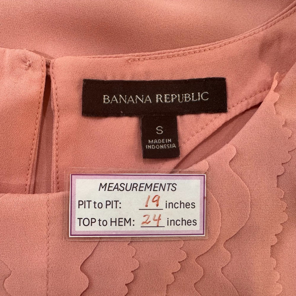 Clothing label view on a Banana Republic pink garment with measurements