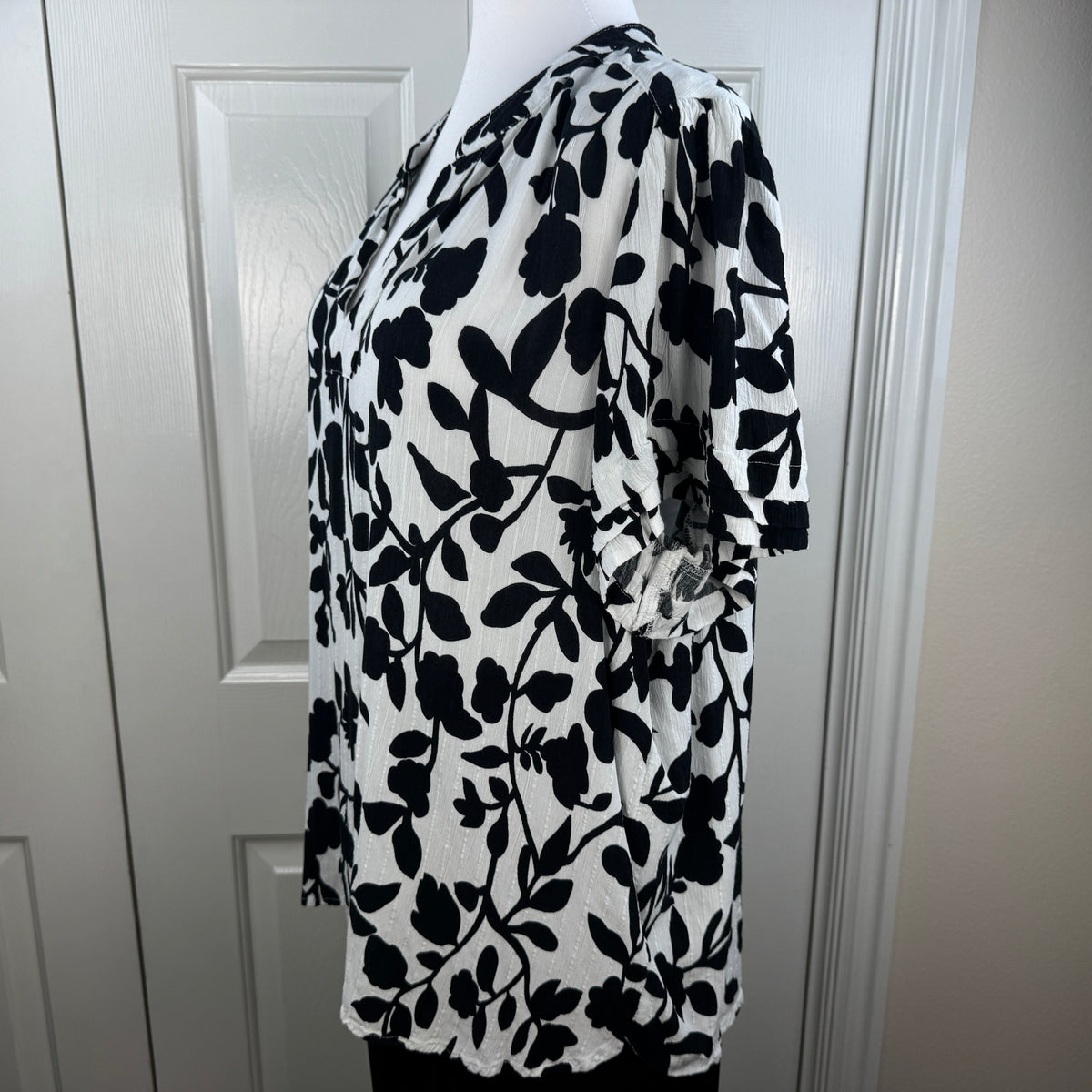 Well Worn Women's NWOT White Black Floral Split Neck Ruffle Sleeve Blouse Size XL