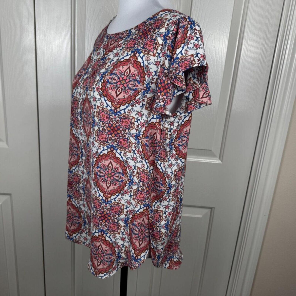 LOFT Women Top Sz S White Multicolor Boat Neck Cap Flutter Sleeve Back Cut Out