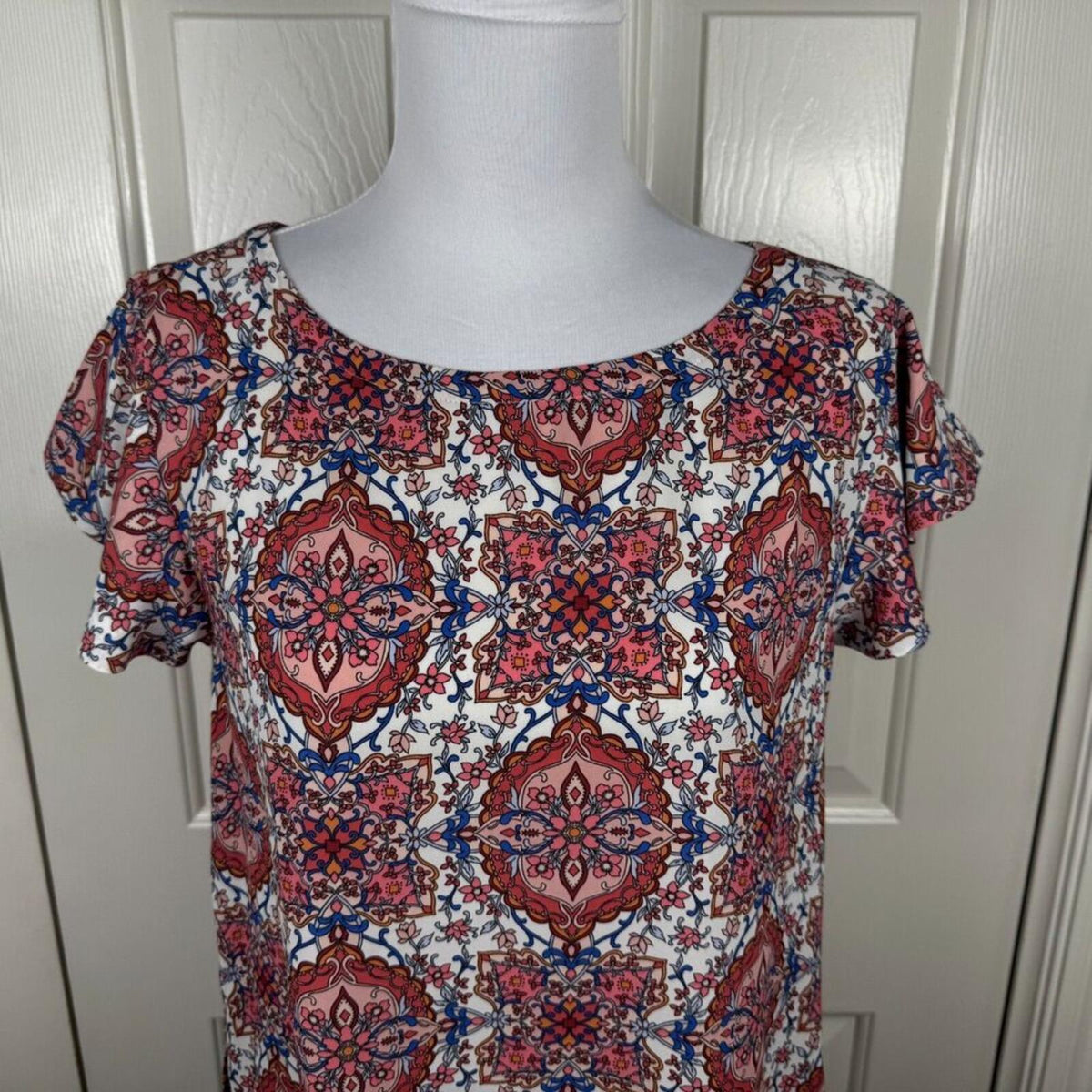 LOFT Women Top Sz S White Multicolor Boat Neck Cap Flutter Sleeve Back Cut Out