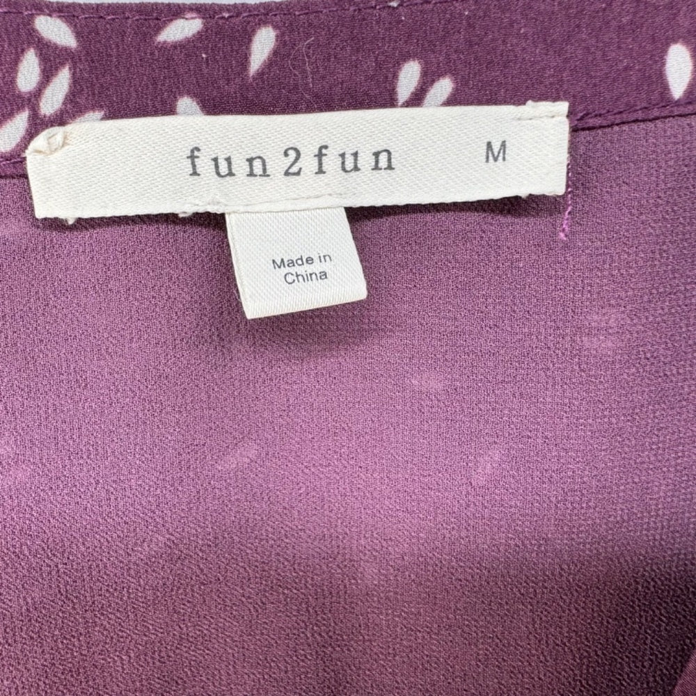 Fun2Fun Top Sz M V-Neck Cap Sleeves Plum with White Drops Print