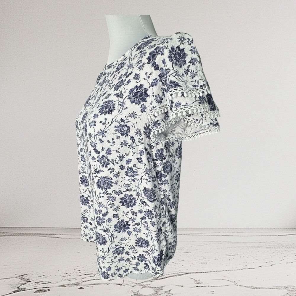Angels Top Sz S White Navy Blue Floral Round Neck Flutter Sleeve Crochet Trim