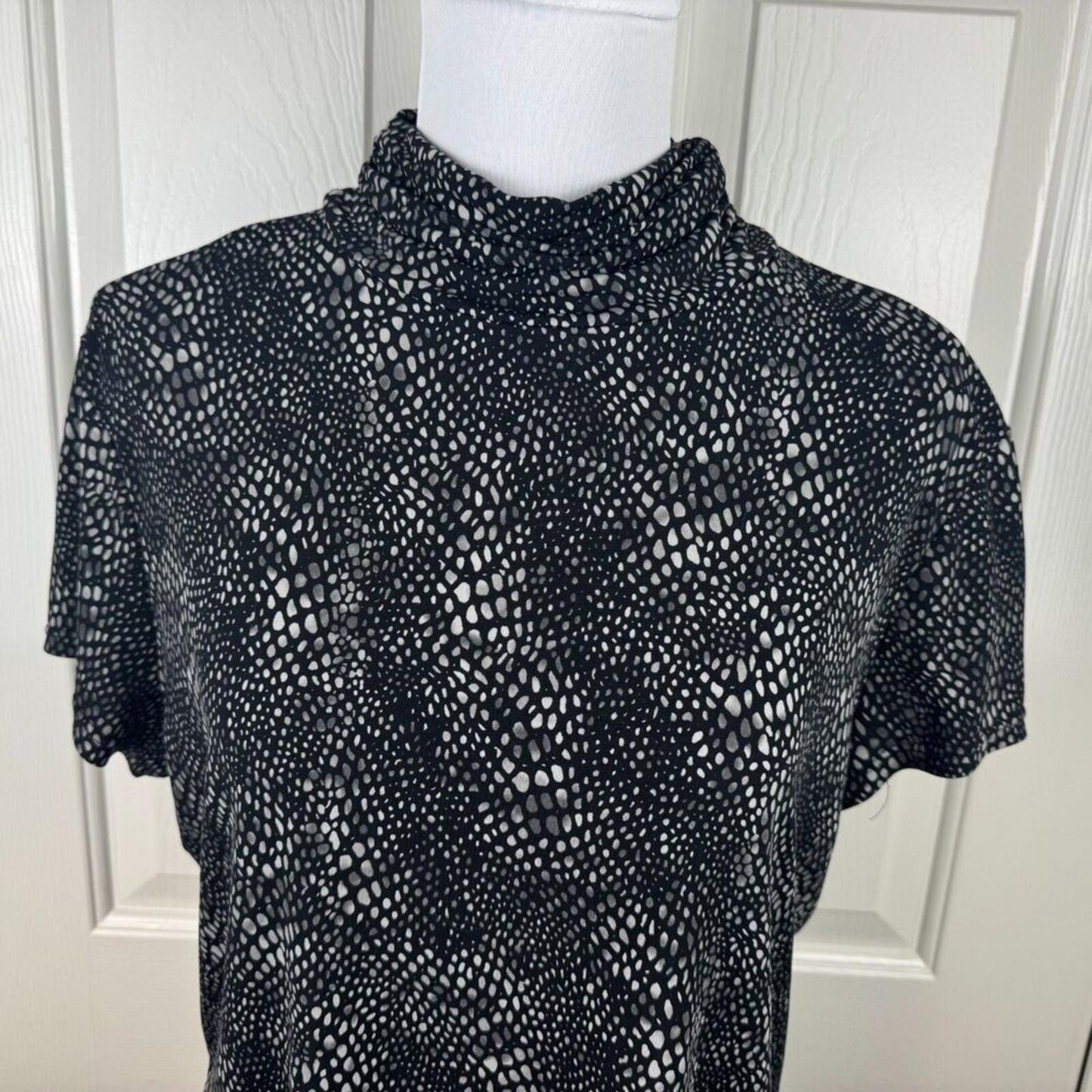 Alfani Women Top Sz L Black Gray Turtleneck Stretch Short Sleeve Geo Print