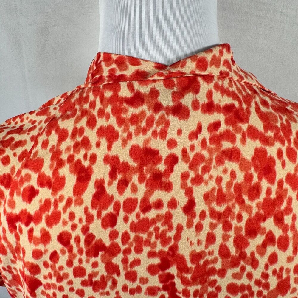 Blusa Ann Taylor Talla 2 color crema con estampado rojo, cuello en V, un solo hombro y manga con vuelo