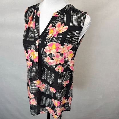 Blusa Banana Republic Talla XS Negra con flores, cuello con abertura y 2 botones delanteros ocultos