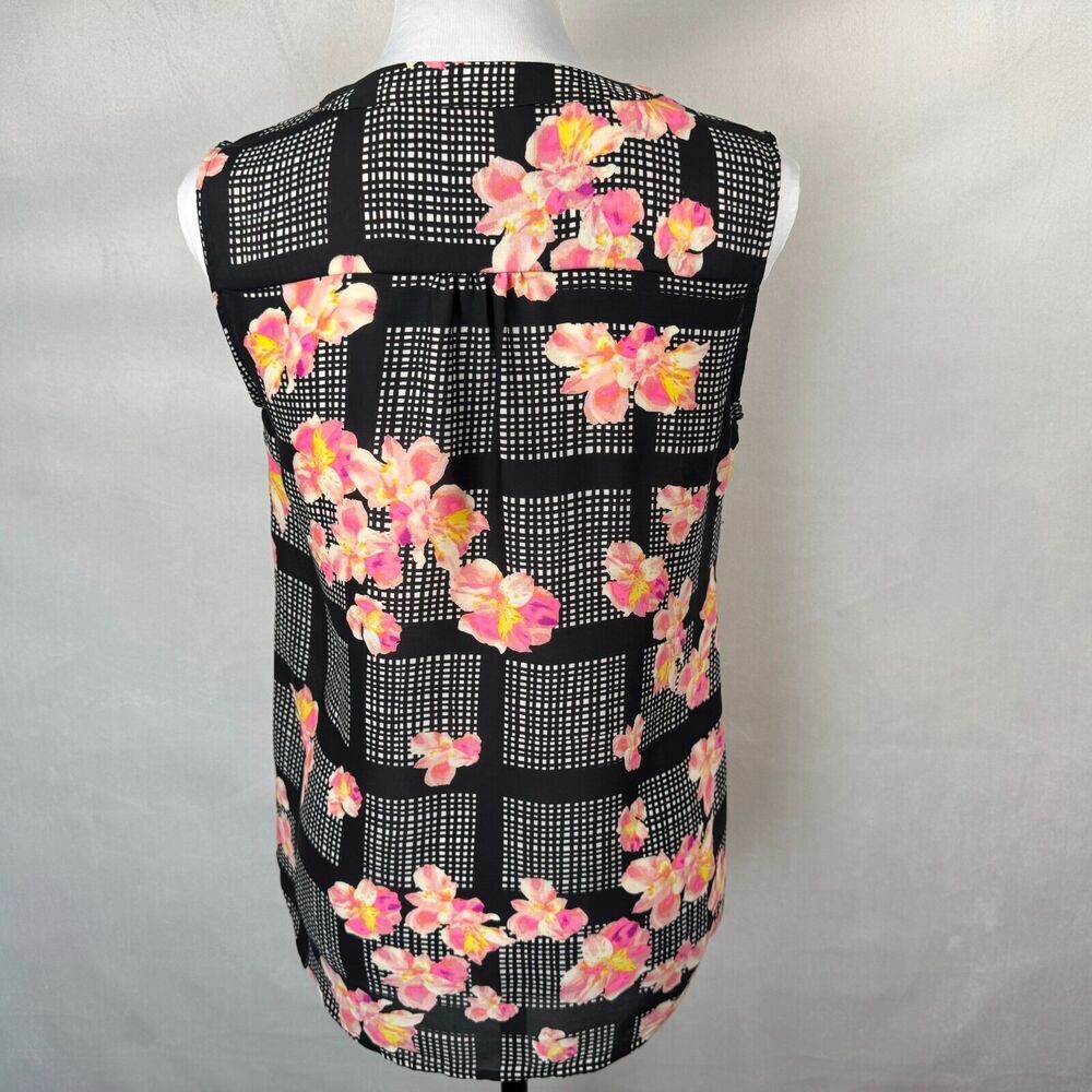 Blusa Banana Republic Talla XS Negra con flores, cuello con abertura y 2 botones delanteros ocultos