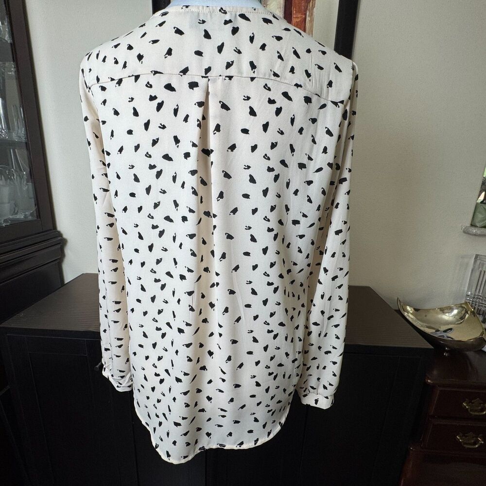ASTR Blouse Sz XS Beige Black Print VNeck Ladder Stitch Trim Cuffed Long Sleeve