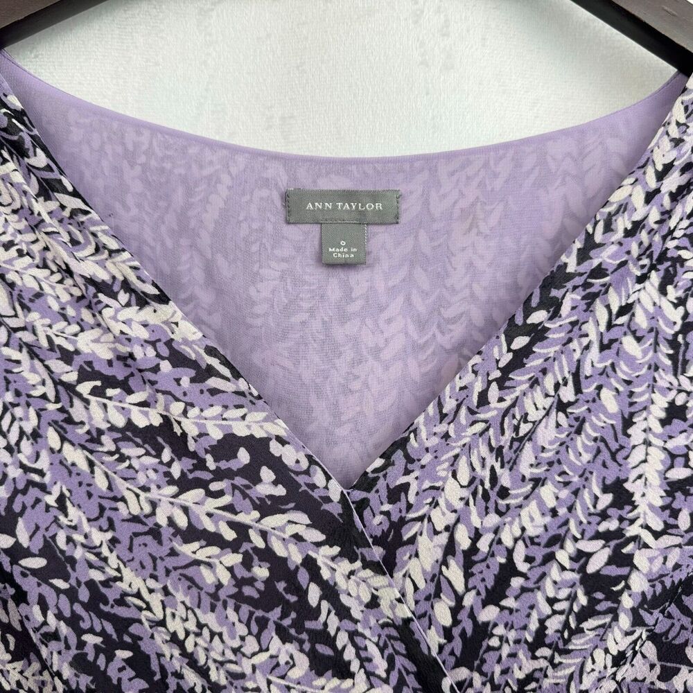 Ann Taylor Top Sz 0 Black and Lilac Print V-Neck Long Sleeve Side Zip 100% Silk