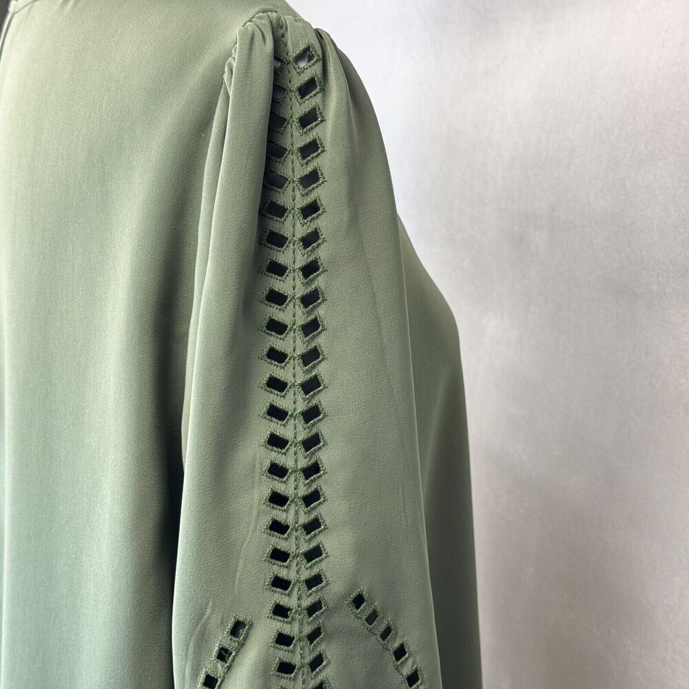 Market & Spruce Tunic Sz L Green Round Neckline Long Cut Out Sleeve Split Back