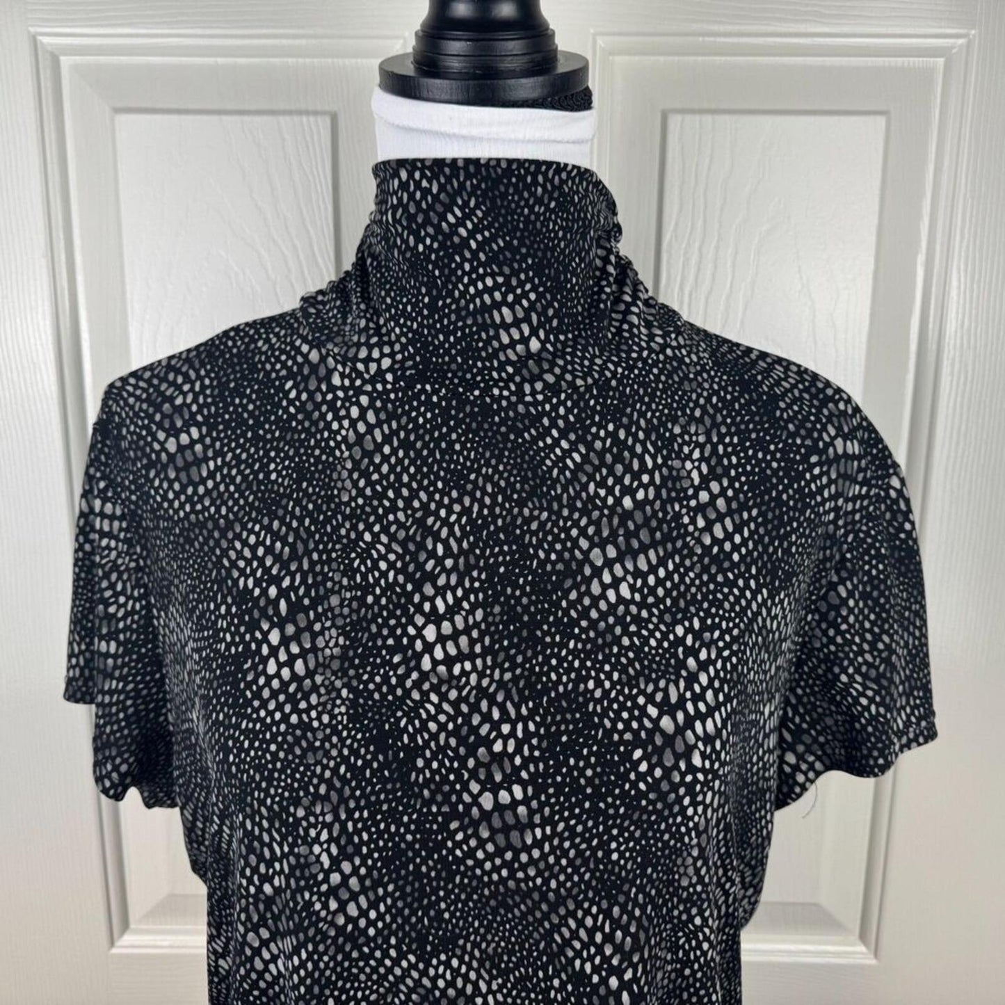 Alfani Women Top Sz L Black Gray Turtleneck Stretch Short Sleeve Geo Print