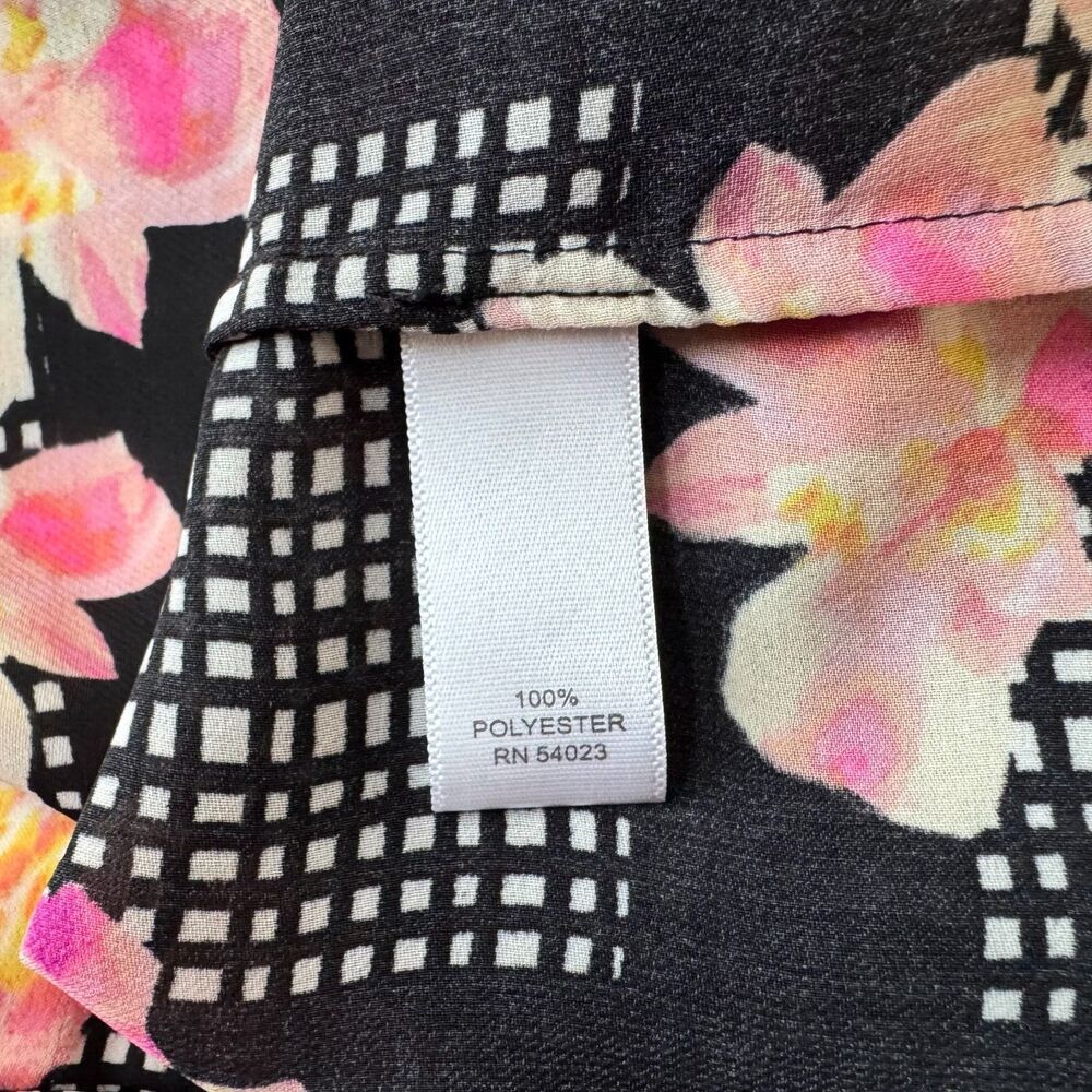Blusa Banana Republic Talla XS Negra con flores, cuello con abertura y 2 botones delanteros ocultos