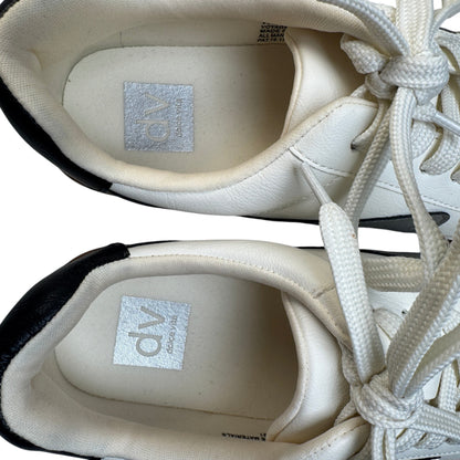 Insole and interior lining view of Dolce Vita Voyage sneakers size 8.5.