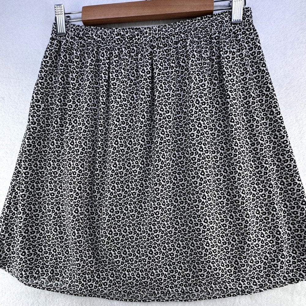 Divided H&M Floral circle skirt White with black flowers Size 10
