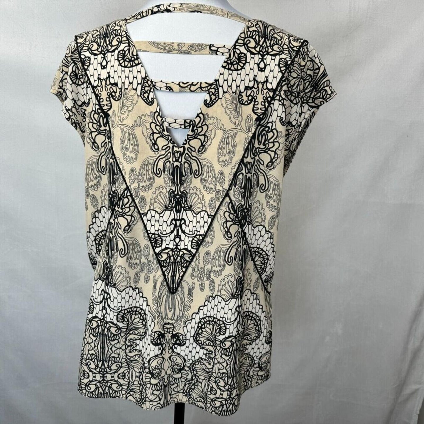 Willow and Clay Top Sz M Beige Black Print Round Neck Cap Sleeveless 100% Silk