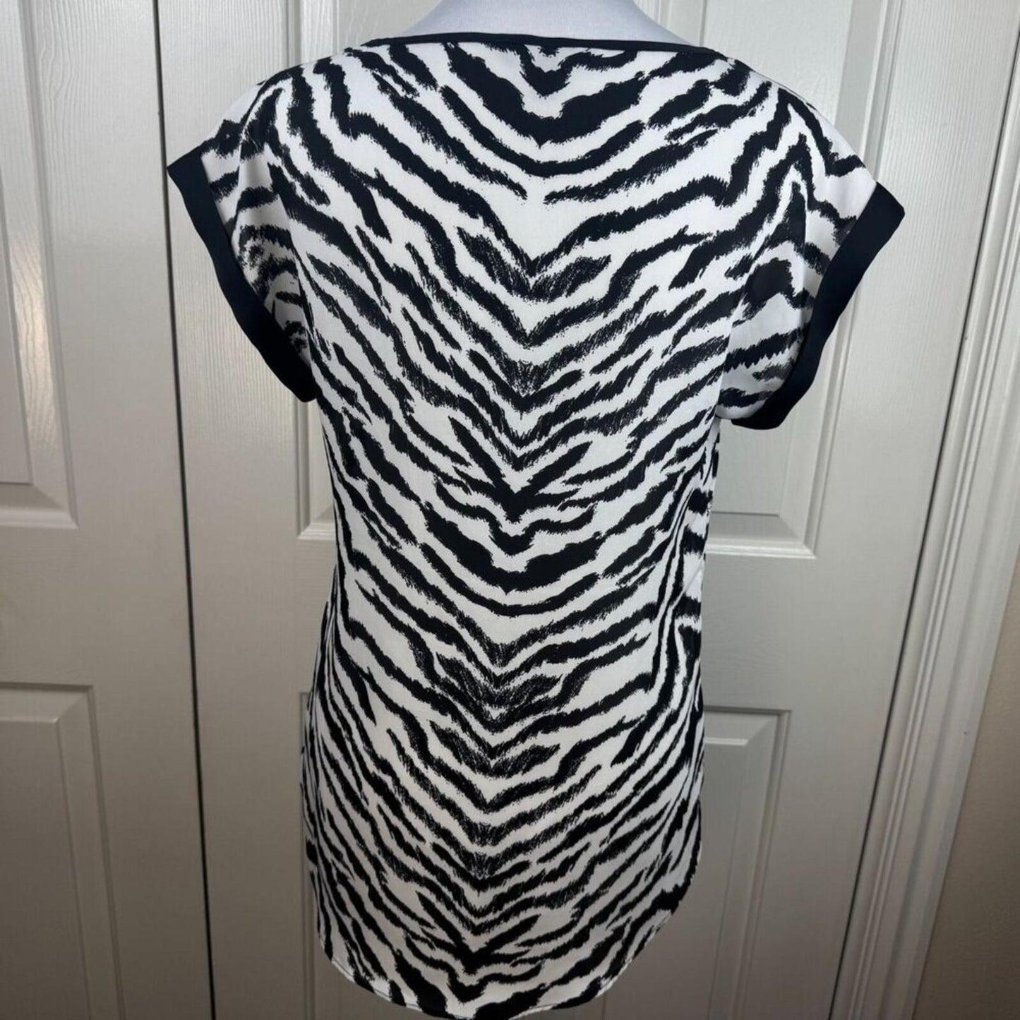 Express Women Top Sz XS Semi Sheer Zebra Black & White Round Neck Cap Sleeve
