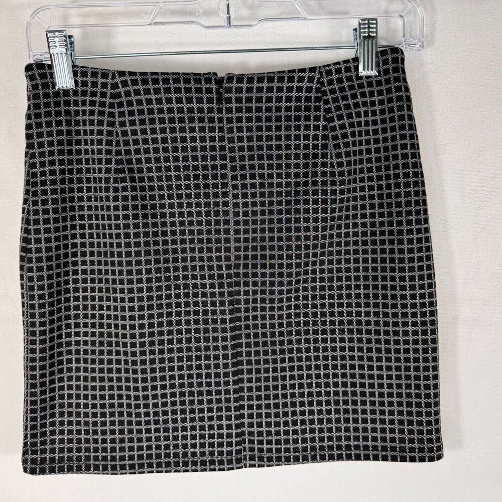 Forever 21 Mini Skirt Sz S Black and gray back zipper front hem slit