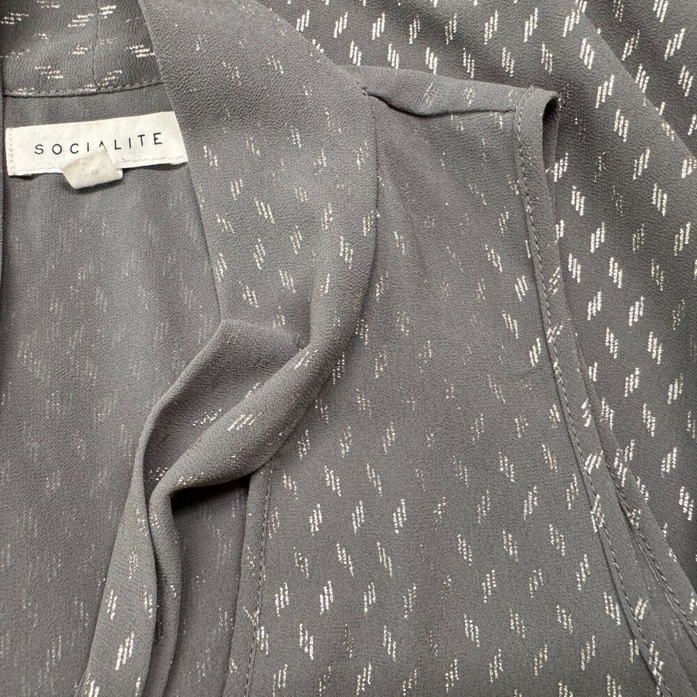 Socialite Ladies Top Sz S Gray Sleeveless VNeck Tie closure