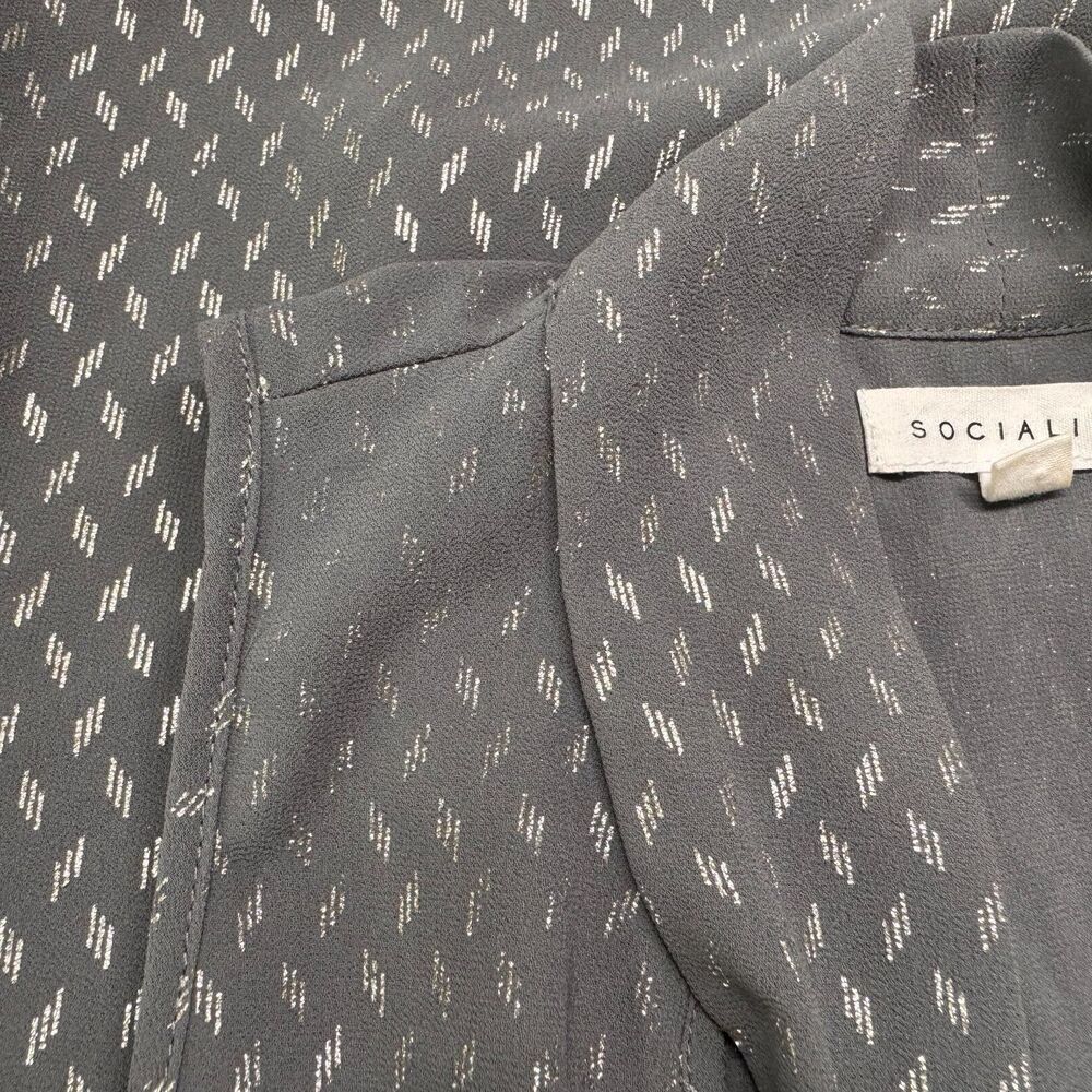 Socialite Ladies Top Sz S Gray Sleeveless VNeck Tie closure