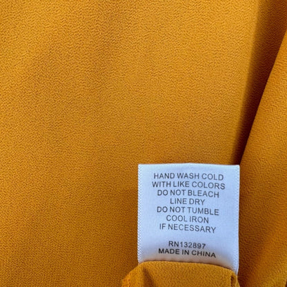 Camiseta sin mangas Rose+Olive para dama, talla S, escote con volantes, frente plisado, corte fluido, color amarillo oscuro