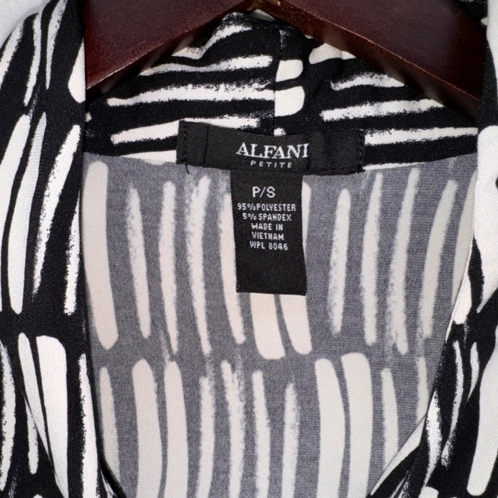 Alfani Ladies Blouse Sz S/P Ruched front and sides short sleeve V-Neck