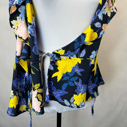 Blusa cruzada Banana Republic, talla S, negra con diseño floral y volantes, manga corta.