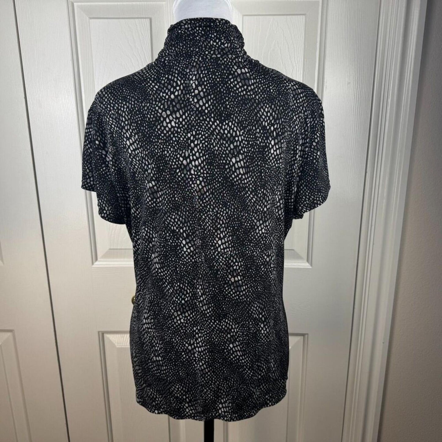 Alfani Women Top Sz L Black Gray Turtleneck Stretch Short Sleeve Geo Print