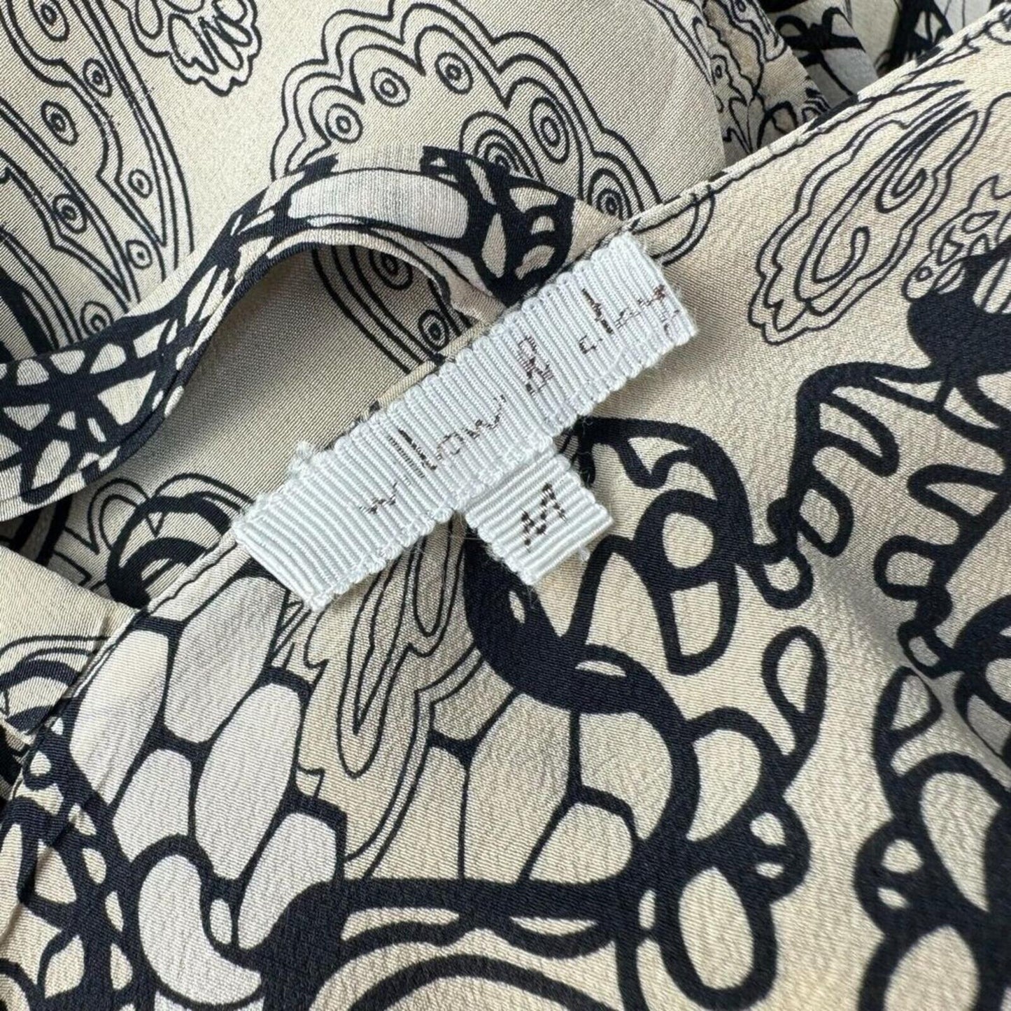 Willow and Clay Top Sz M Beige Black Print Round Neck Cap Sleeveless 100% Silk