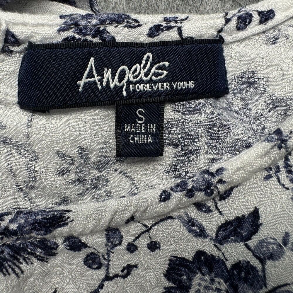 Angels Top Sz S White Navy Blue Floral Round Neck Flutter Sleeve Crochet Trim