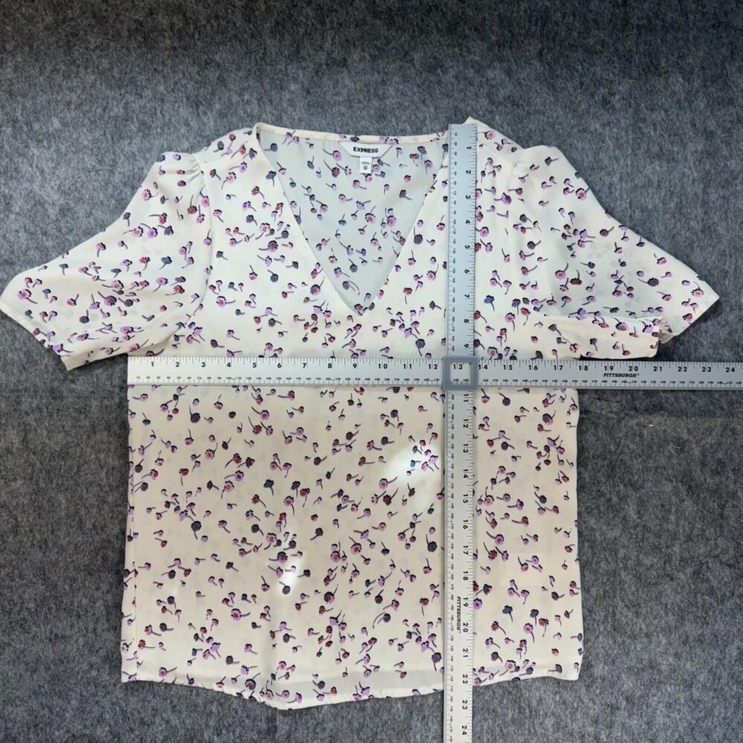 Express Women Blouse Size XS Ivory Floral Print  V-Neck Short Sleeve