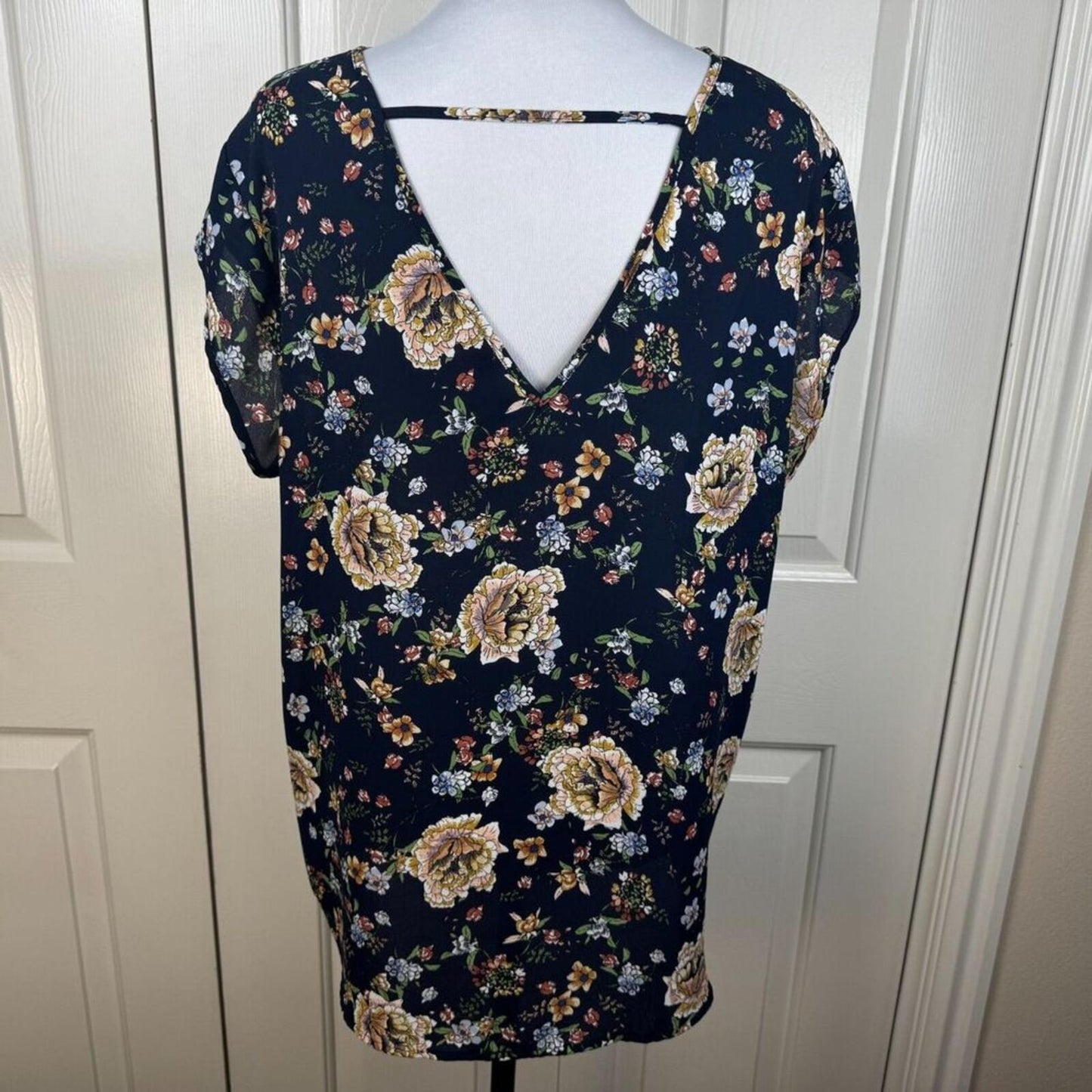 Halogen Blouse Sz XL Navy Blue Floral Print V-Neck Cap Sleeve Back Strap
