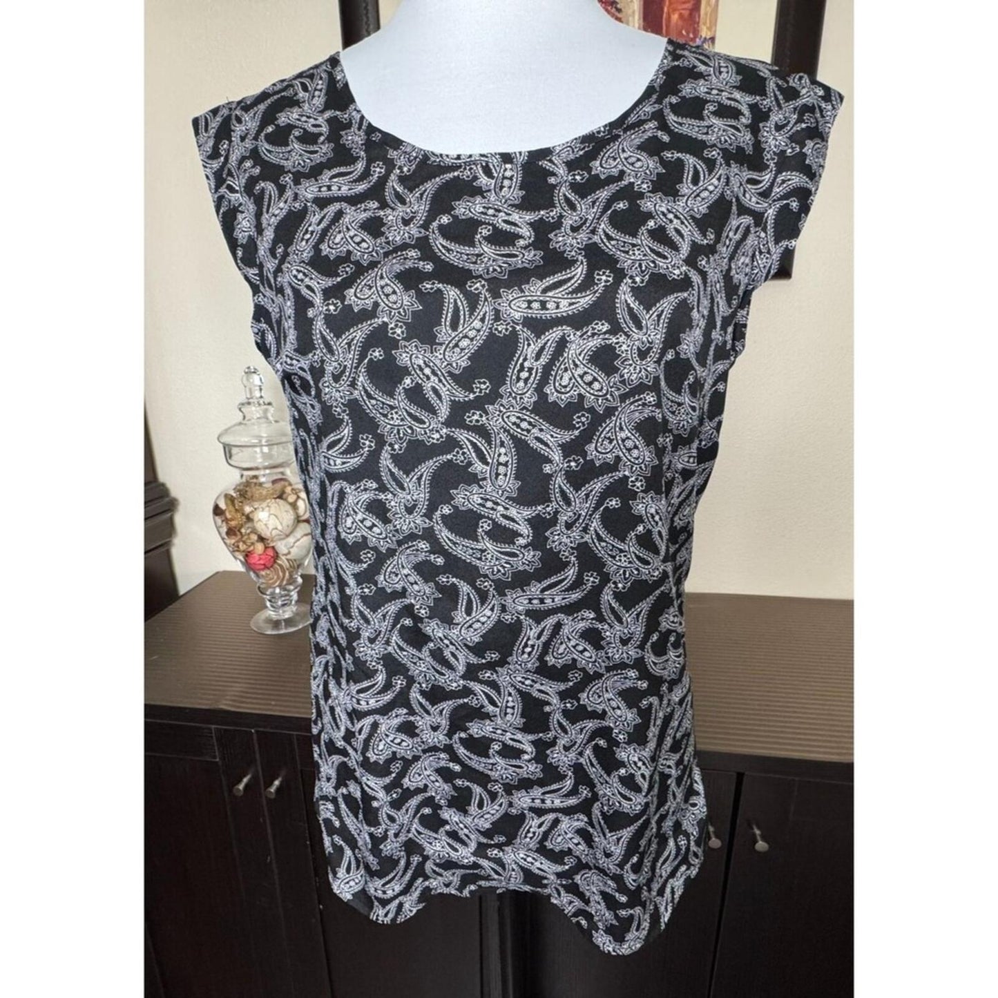 The Limited Women Top Sz XS Black White Paisley Print Round Neck Cap Sleeves