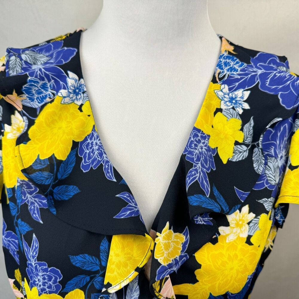 Blusa cruzada Banana Republic, talla S, negra con diseño floral y volantes, manga corta.