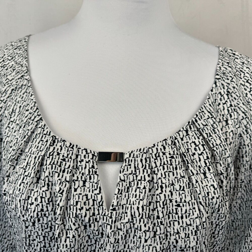 White House Black Market Top Sz XS Black White With Metal Detail Ruched sleeve