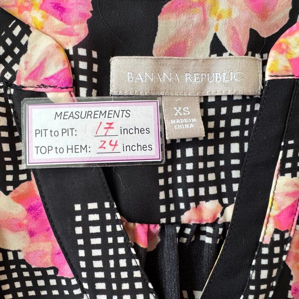 Blusa Banana Republic Talla XS Negra con flores, cuello con abertura y 2 botones delanteros ocultos