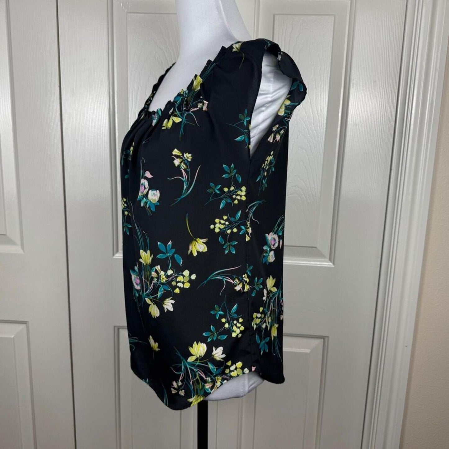 LC Lauren Conrad Blouse Sz XS Black Floral Round Pleated Neck Cap Sleeve