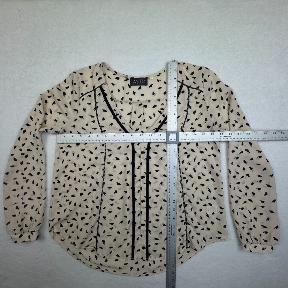 ASTR Blouse Sz XS Beige Black Print VNeck Ladder Stitch Trim Cuffed Long Sleeve
