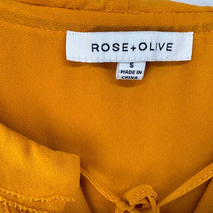 Camiseta sin mangas Rose+Olive para dama, talla S, escote con volantes, frente plisado, corte fluido, color amarillo oscuro