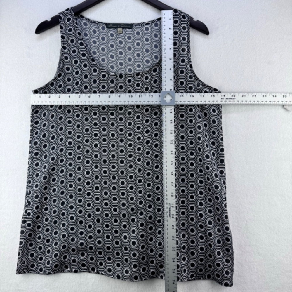 Rose & Olive Top Women Sz M Sleeveless Black and white Scoop Neck