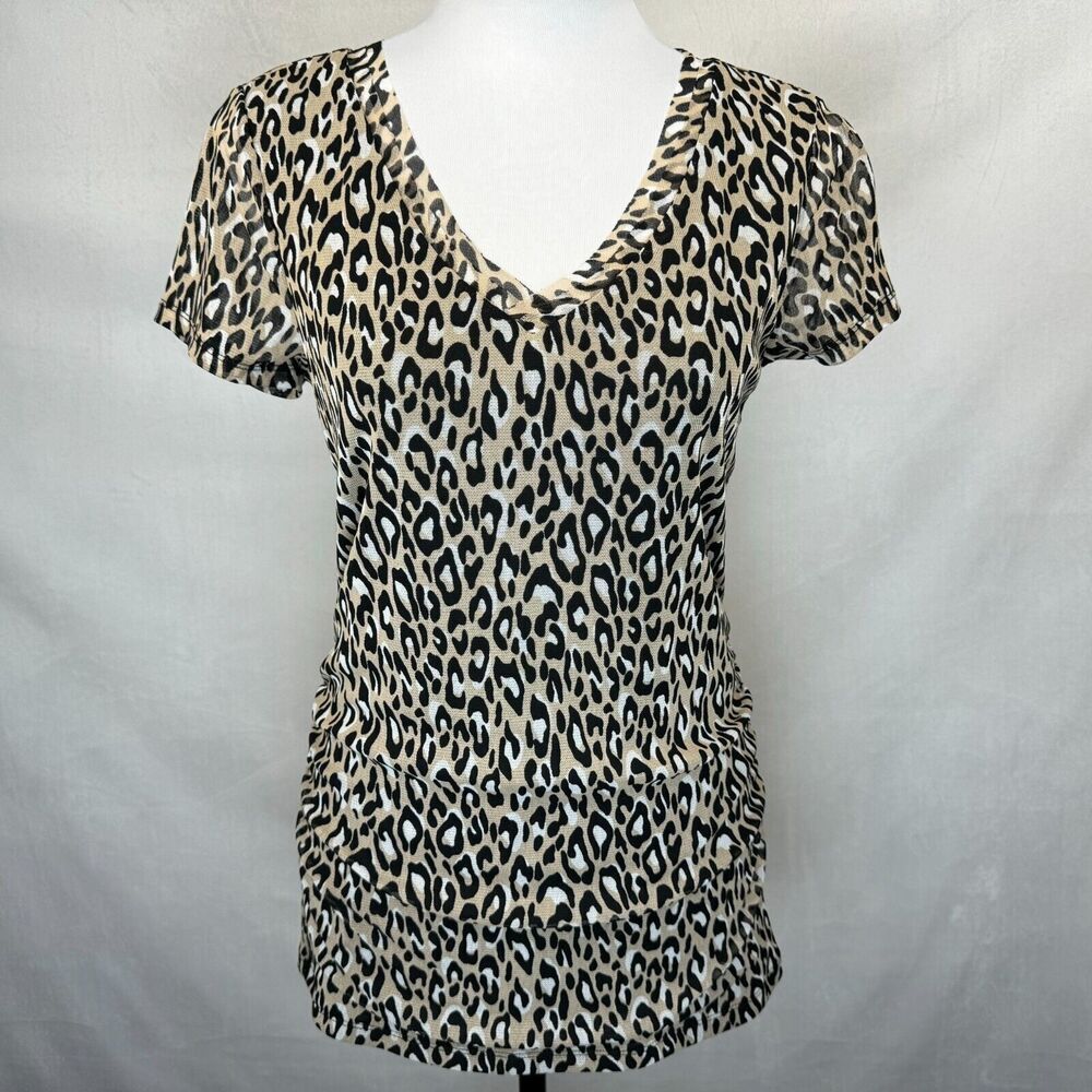 A short-sleeve leopard print top displayed on a white mannequin torso against a light gray fabric backdrop.