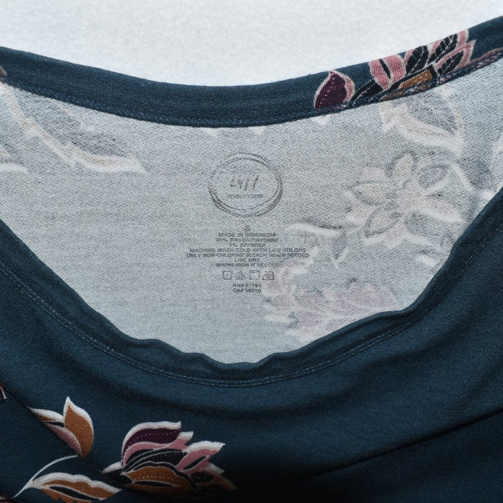 Maurice’s 24/7 Tee Top Sz S Steel Blue floral print round neck short sleeve