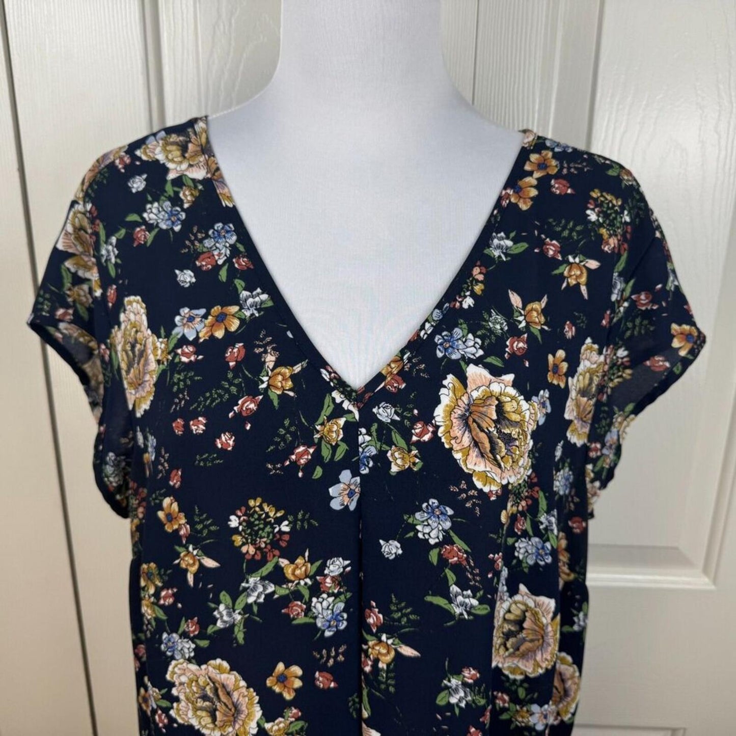 Halogen Blouse Sz XL Navy Blue Floral Print V-Neck Cap Sleeve Back Strap