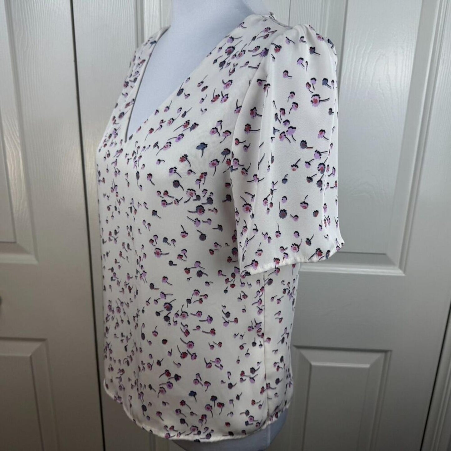 Express Women Blouse Size XS Ivory Floral Print  V-Neck Short Sleeve
