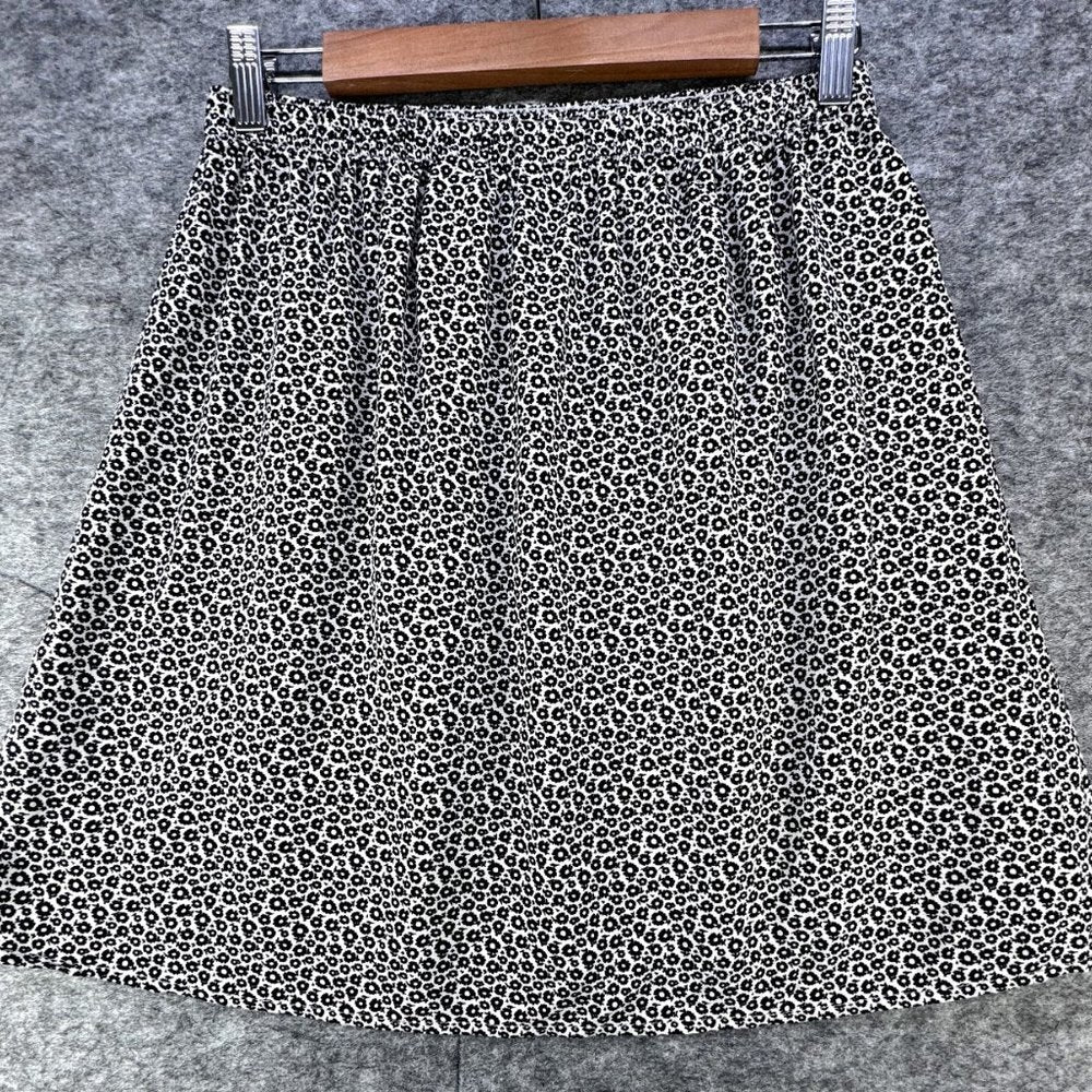 Divided H&M Floral circle skirt White with black flowers Size 10