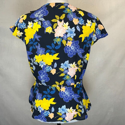 Blusa cruzada Banana Republic, talla S, negra con diseño floral y volantes, manga corta.