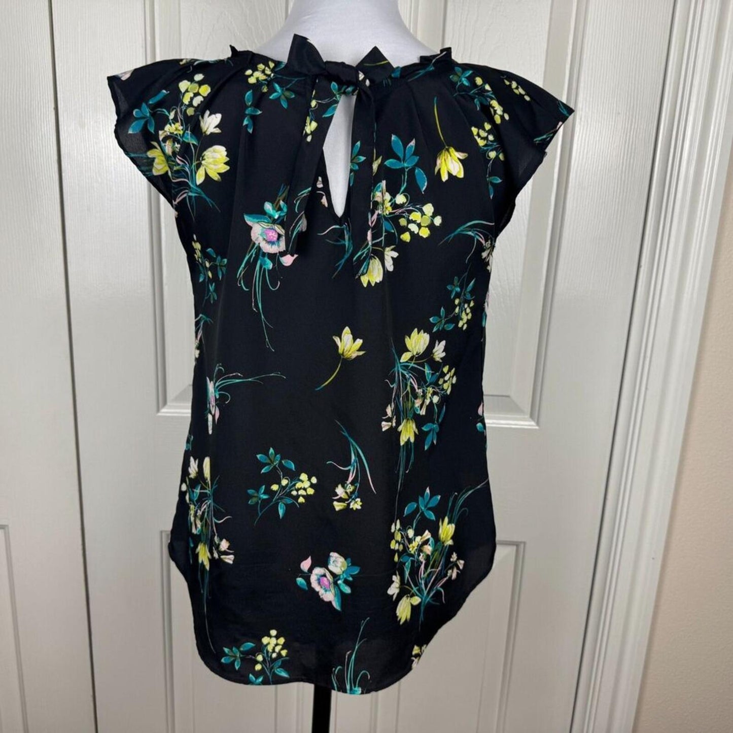 LC Lauren Conrad Blouse Sz XS Black Floral Round Pleated Neck Cap Sleeve
