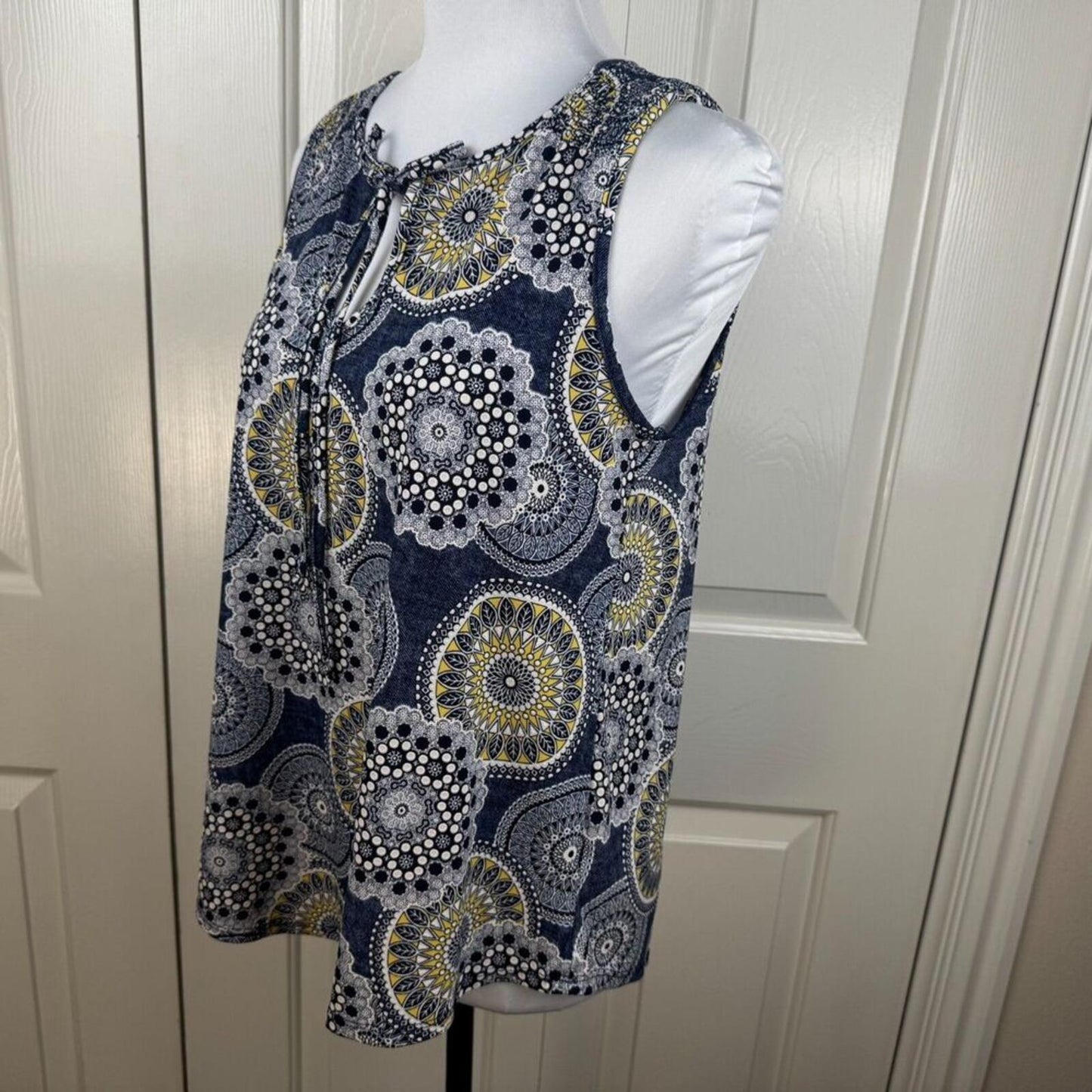 SJS Women Top Sz S Textured Blue White Yellow Paisley Sleeveless  Tie Closure