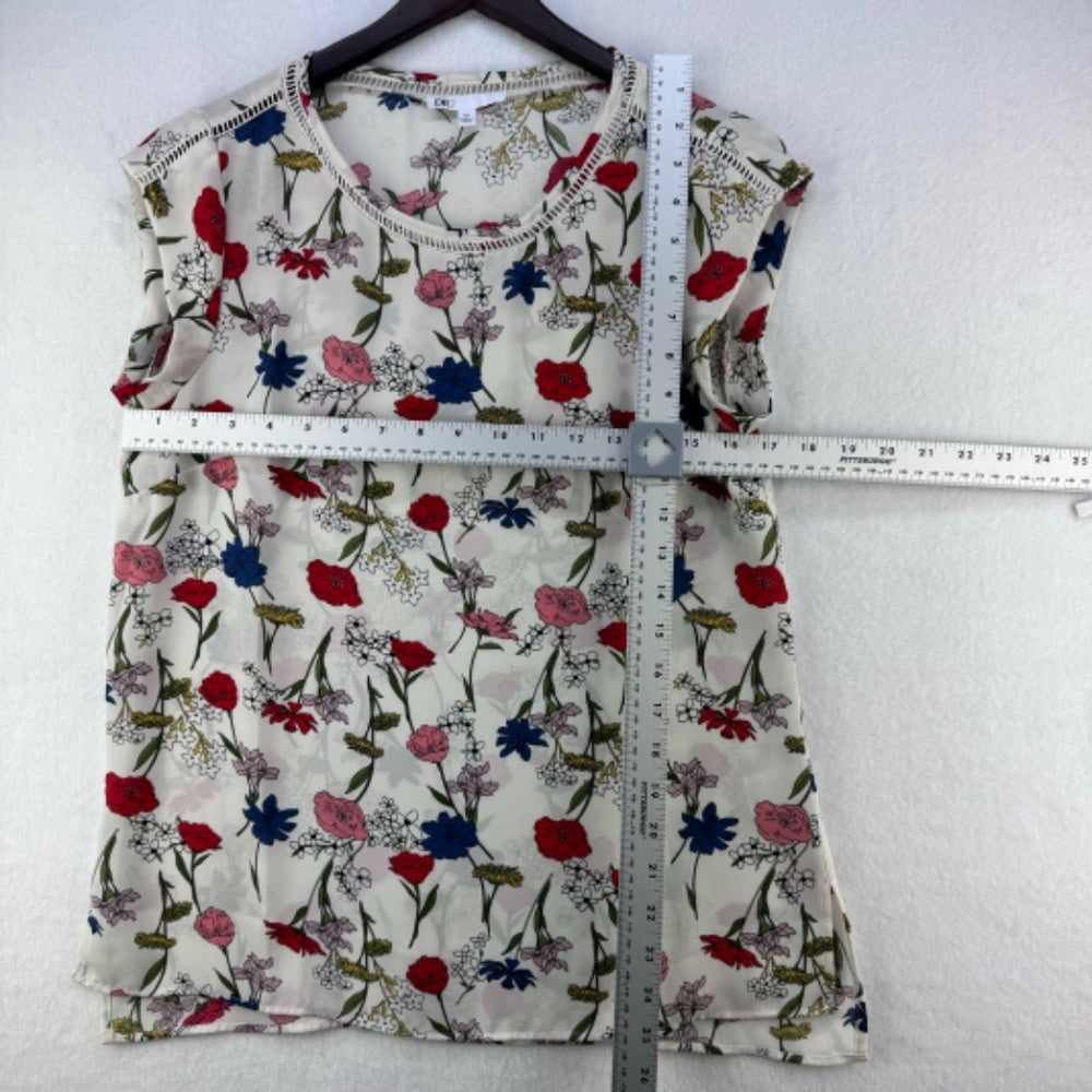DR2 Top Women Sz SX Cream and floral Ladder Stitch Neckline and Cap Sleeve