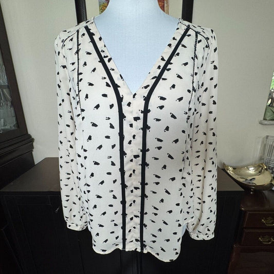 ASTR Blouse Sz XS Beige Black Print VNeck Ladder Stitch Trim Cuffed Long Sleeve